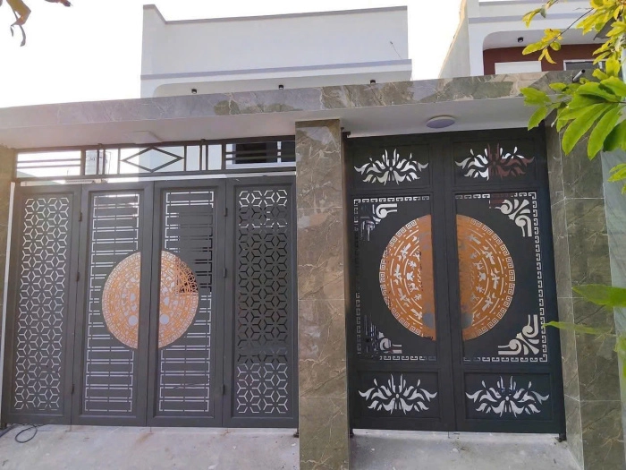 Cổng sắt CNC hoa văn trống đồng và họa tiết hiện đại – KD284