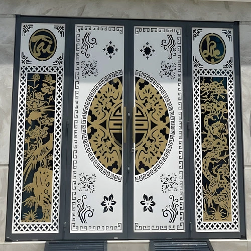 Cổng sắt CNC KD013 – Họa tiết Tài Lộc thư pháp và tranh Cúc Tùng ý nghĩa