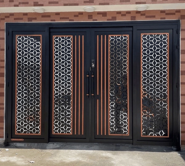 Cổng sắt CNC KD272 hoa văn bông tuyết, sọc chỉ nổi hiện đại