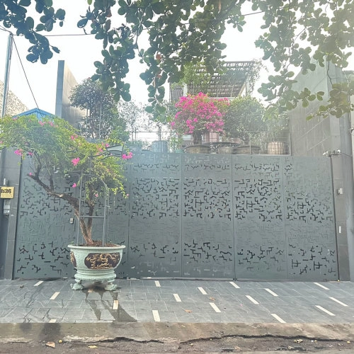 Cổng sắt CNC KD189 – mẫu cửa hoa văn rối nghệ thuật độc đáo cho nhà phố hiện đại