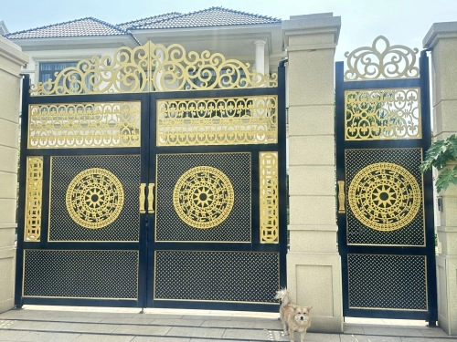 Cổng sắt CNC KD236 – mẫu cổng trống đồng mạ vàng nổi bật cho biệt thự sang trọng